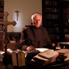 Igralec Stane Potisk v vlogi p. Stanislava Škrabca